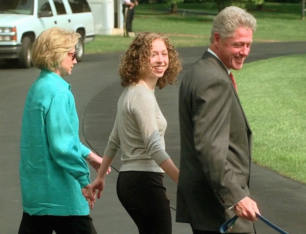 Rodina Billa Clintona skandál ustála.
