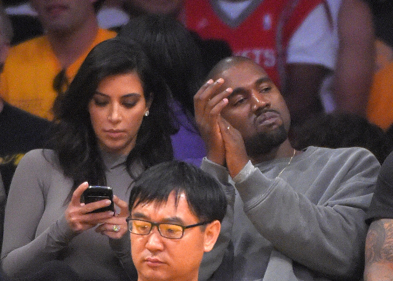 Ale Kim se celou dobe věnovala svému telefonu. Kanye si užíval zápas sám.