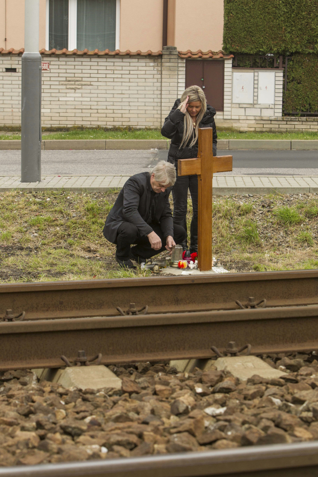 Rychtář s přítelkyni byli i u pomníku, který stojí poblíž kolejí, kde Bartošová ukončila svůj život. 