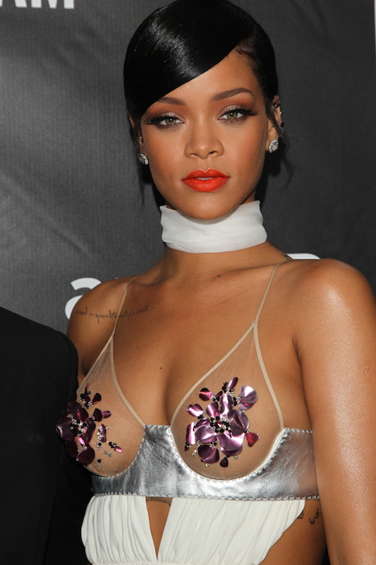 Rihanna v šatech, které toho moc nezakryly.