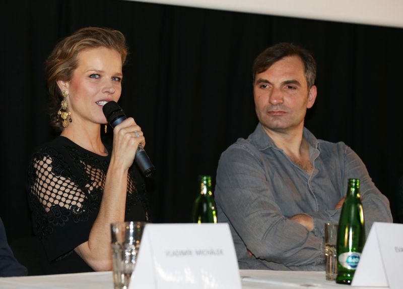 Eva Herzigová svou roli v novém filmu poodhalila na tiskové konferenci. Občas jí vyschlo v ústech, ale po ruce byla naštěstí Mattonka.