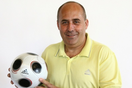Petr Salava a jeho milovaný fotbalový míč.