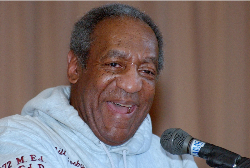 Bill Cosby stále čelí nařčení ze znásilnění několika žen.