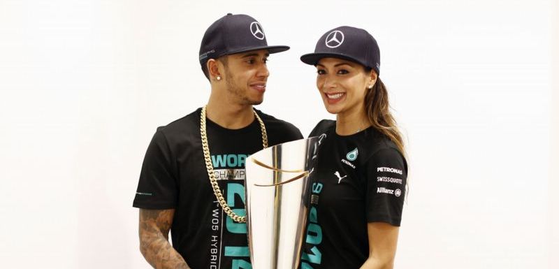 Lewis, čerstvý mistr světa, a Nicole se fotili s pohárem.