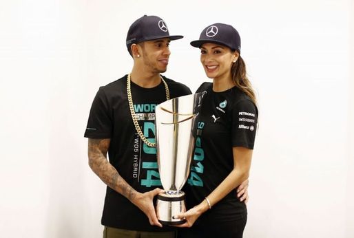 Lewis, čerstvý mistr světa, a Nicole se fotili s pohárem.