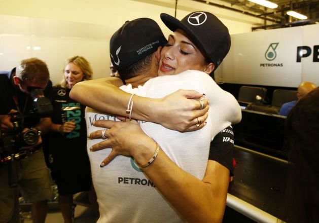 Lewis po závodě Nicole objímal.