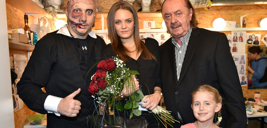 Šťastná výherkyně s Františkem Janečkem, jeho dcerkou a Marianem Vojtkem. 