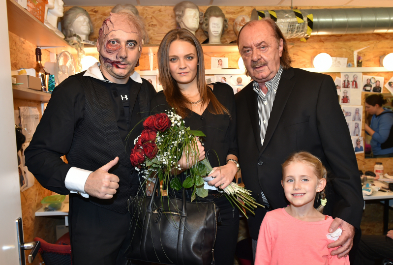 Šťastná výherkyně s Františkem Janečkem, jeho dcerkou a Marianem Vojtkem. 