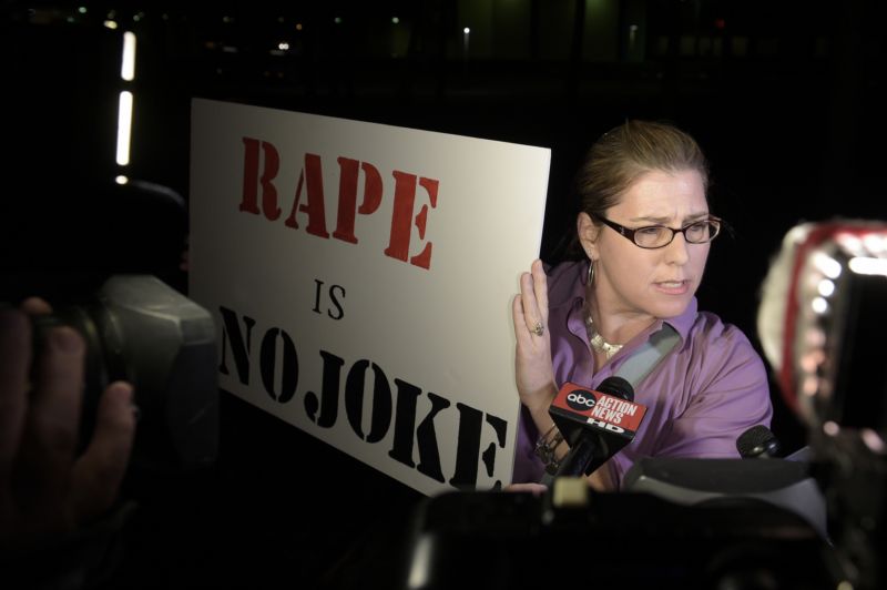 Billa Cosbyho obviňuje stále více žen ze znásilnění.