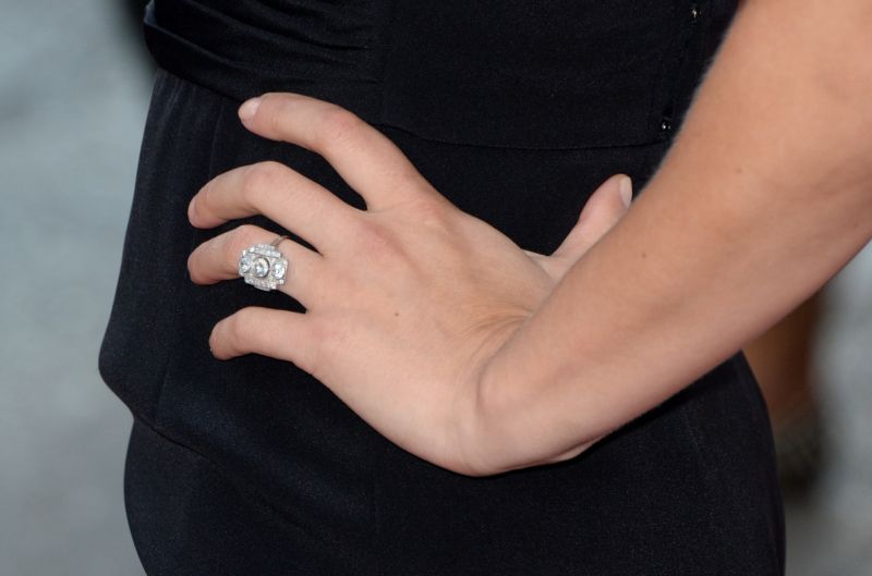 Scarlett dostala velkolepý zásnubní prsten.