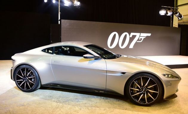 James Bond dostal zbrusu nový model auta Aston Martin DB10.