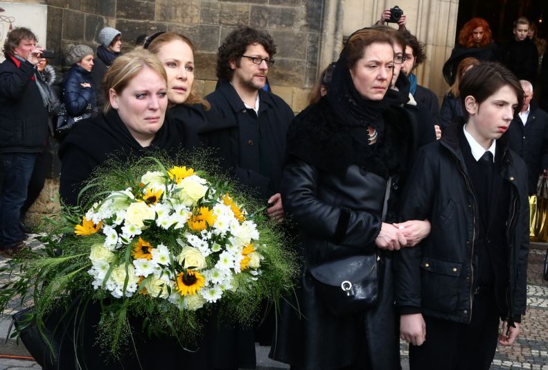 Olga Michálková (vpravo) truchlí nad rakví Petra Hapky.