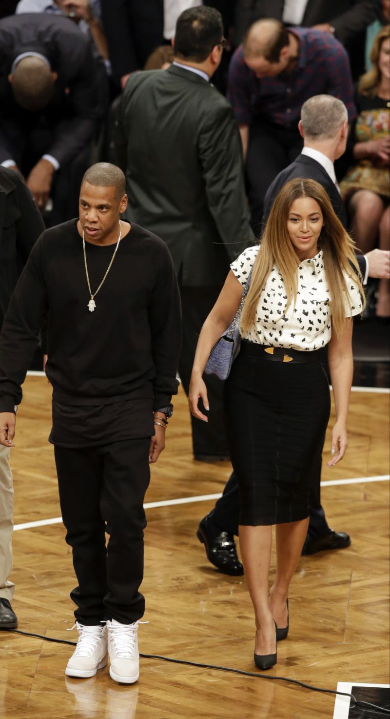 Jay-Z a Beyoncé přicházejí na zápas.