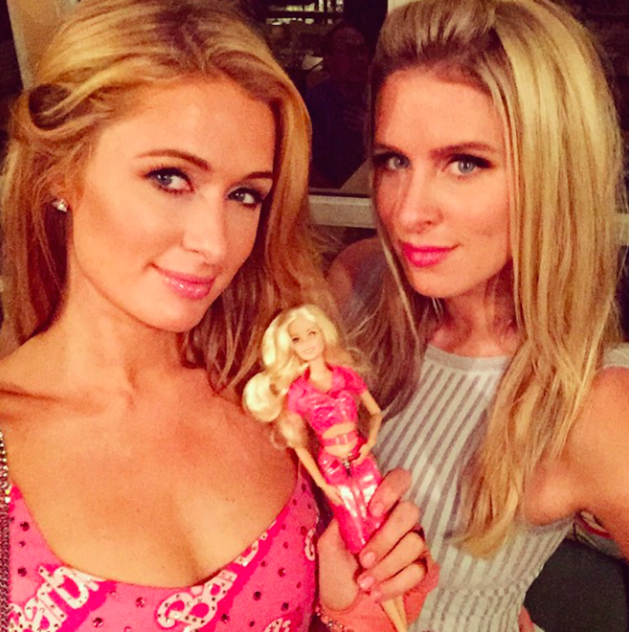 Paris i Nicky milují panenku Barbie a růžovou barvu. 