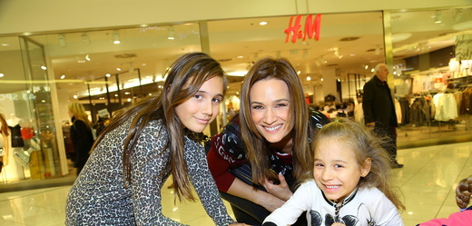 Moderátorka Klára Doležalová se svými dcerami