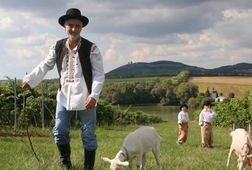 Tomáš Hanák si k letošním Vánocům nadělil kozu. Radost budou mít farmáři v Africe