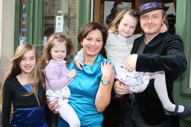 Své rodině projevuje lásku při každé příležitosti.