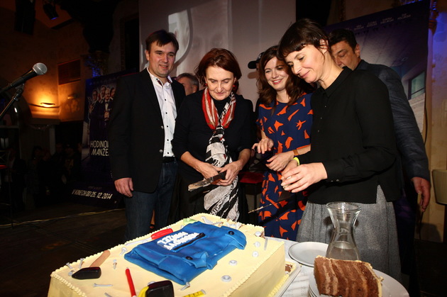 Herečka na premiéře filmu Hodinový manžel slavnostně zakrojila dort.