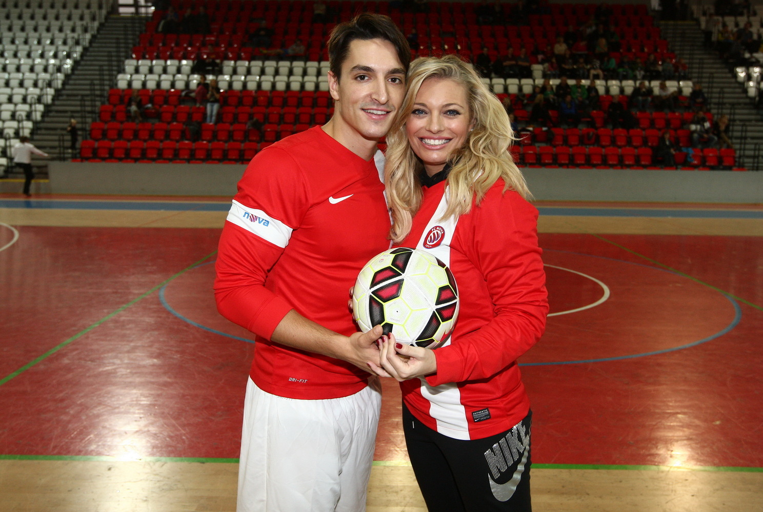 Michal Hrdlička a Lucie Borhyová na charitativním vánočním turnaji.