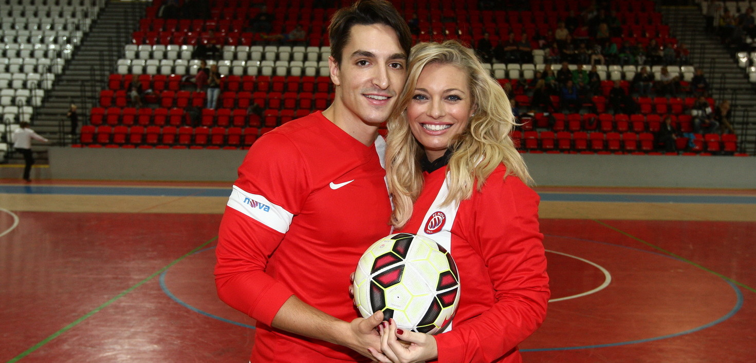 Michal Hrdlička a Lucie Borhyová na charitativním vánočním turnaji.