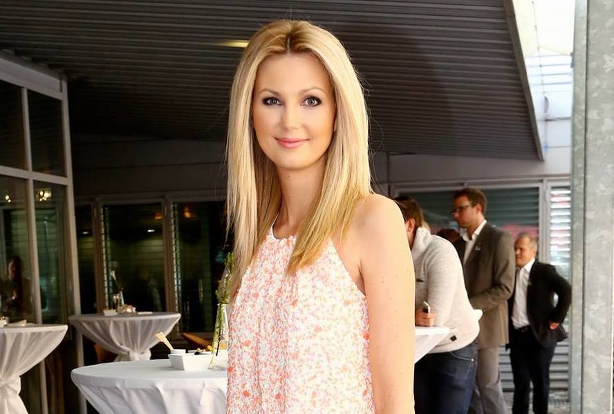 Sandra Parmová je krásná mladá žena. Kterou že panenku nám to ale připomíná?