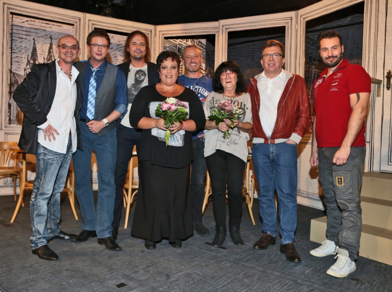 Renata dorazila na natáčení pořadu Sejdeme se na Cibulce společně s dalšími kolegy z muzikálu.