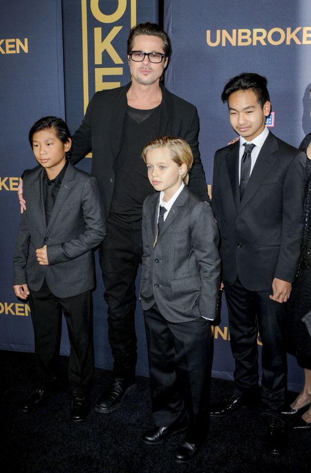 Se svými dětmi zastoupil Angelinu na premiéře jejího filmu. Uprostřed je jejich dcera Shiloh.