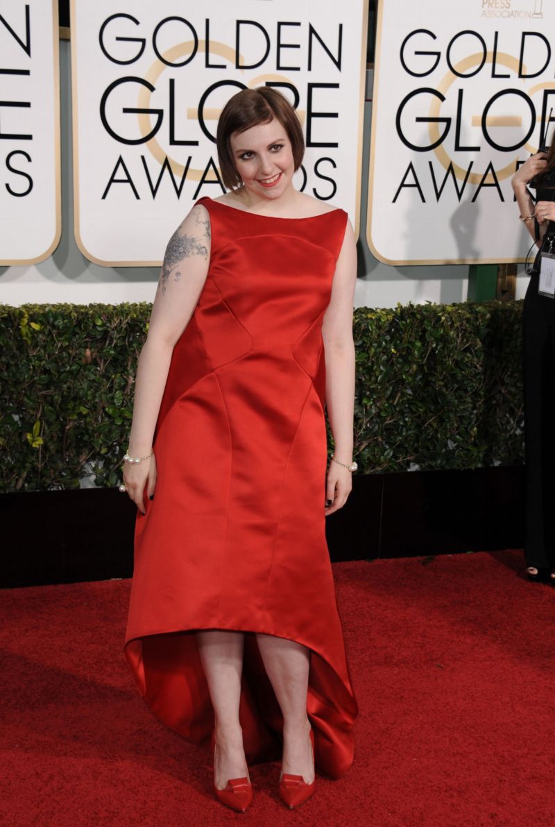 Lena Dunhamová vsadila na asymetrický střih šatů.