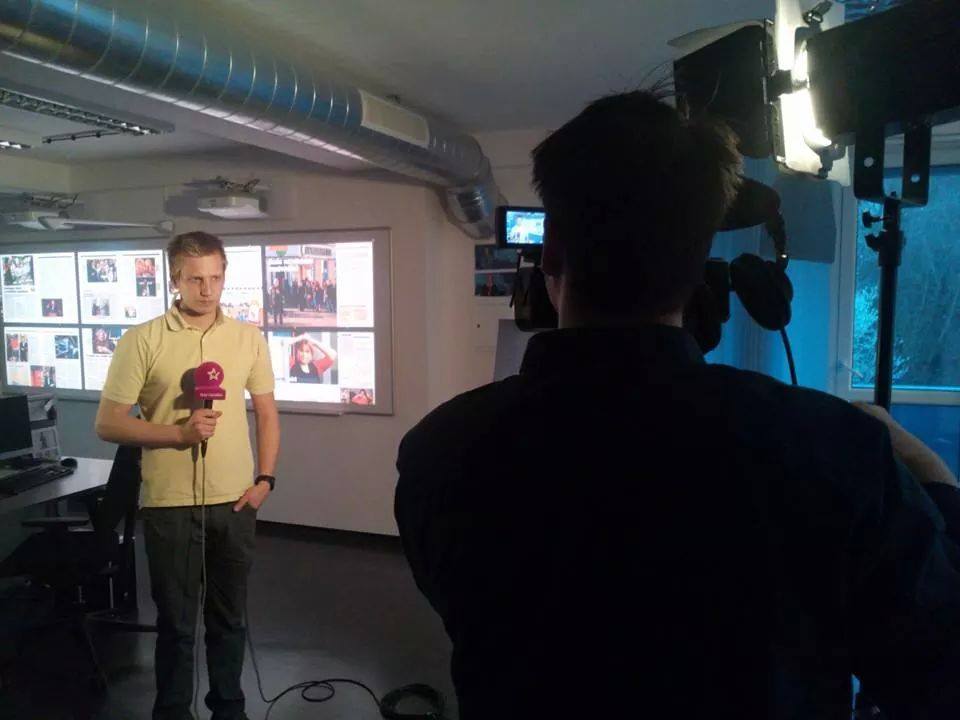 Adam Novotný pracuje pro TV Barrandov.