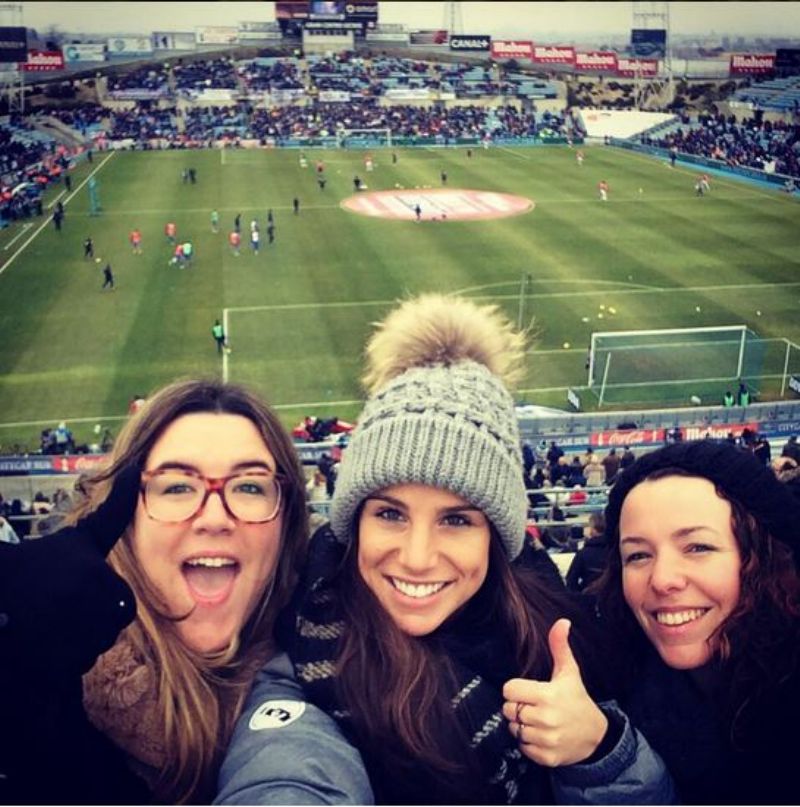 Lucia (uprostřed) si užívá fotbalový zápas. Fandí Ronaldovi?