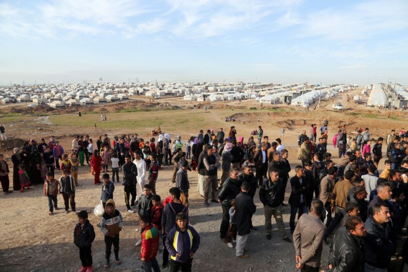 Uprchlický tábor na severu Iráku čeká na humanitární pomoc.