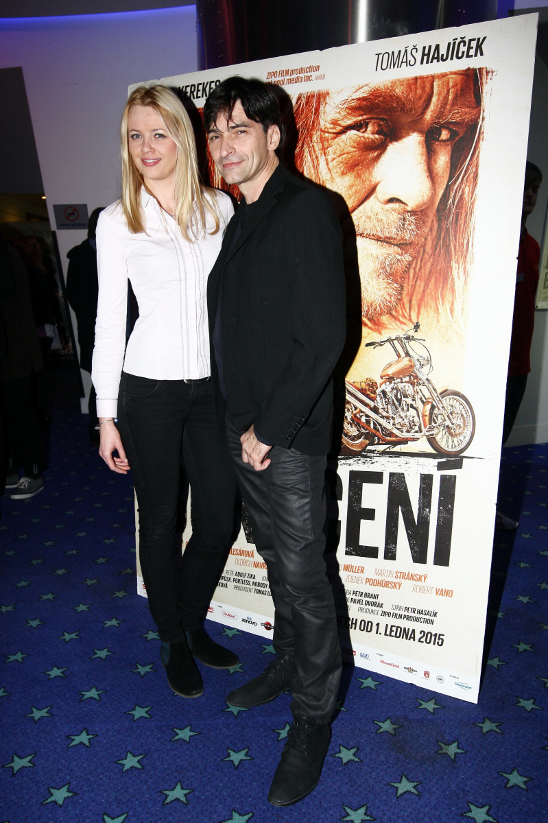 Ještě v lednu Ilona doprovázela Zdeňka na premiéru filmu Burácení. 