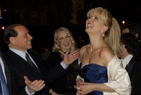 Přitahoval Silvio Berlusconi svou mocí, nebo penězi?