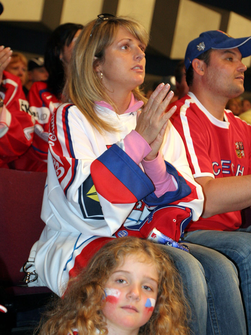 Takto Kateřina s dcerou Jessicou fandily českému týmu roce 2005 na mistrovství světa.