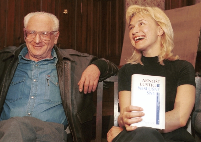 V roce 1995 se spisovatelem Arnoštem Lustigem.