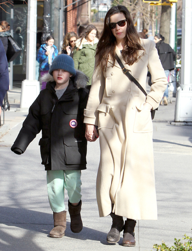 Herečka se svým starším synem na procházce v New Yorku.