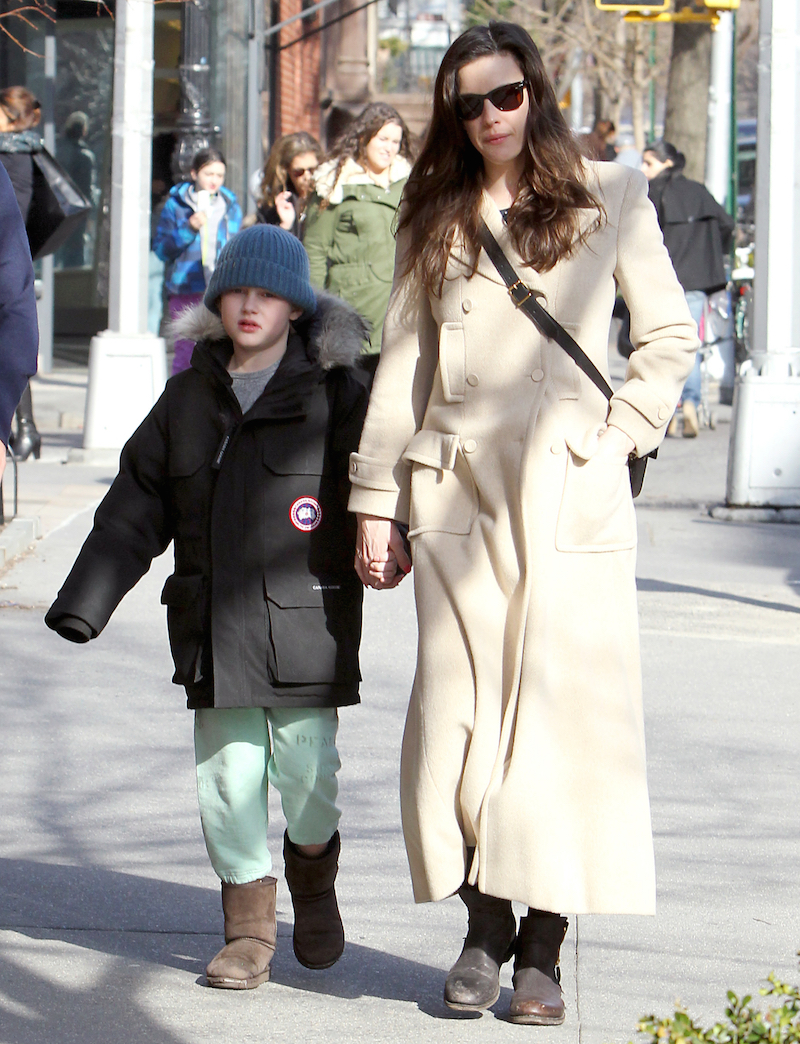 Herečka se svým starším synem na procházce v New Yorku.