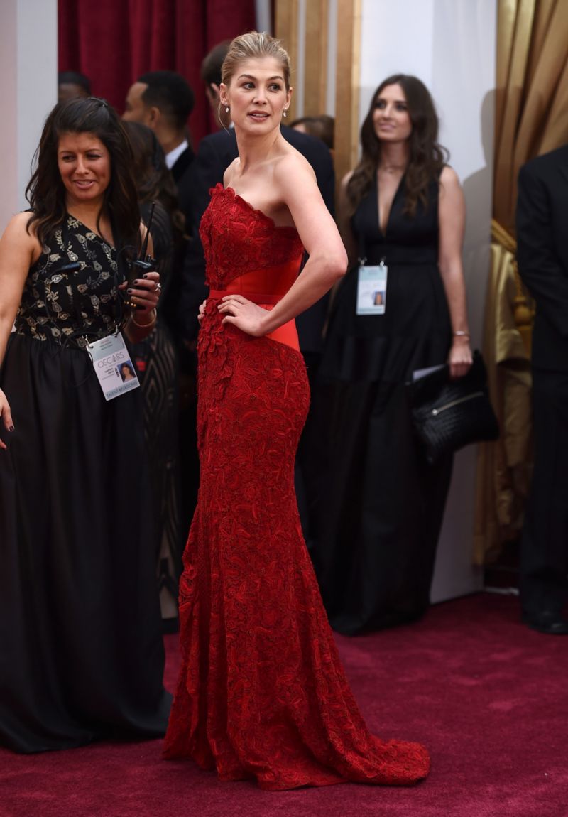 Rudá róba Givenchy budila pozornost na herečce Rosamund Pikeové.