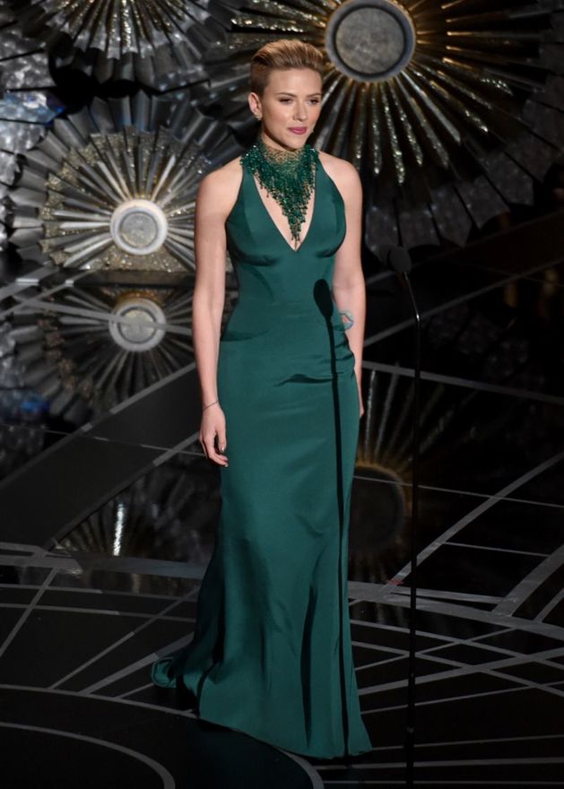Scarlett Johanssonová předvedla dokonalou figuru v tmavě smaragdových šatech.