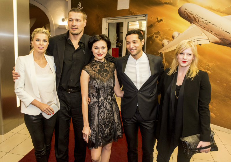 Režisér Petr Jákl se svou manželkou Romanou a Alinou Golovlyovou a ostatními protagonisty filmu.  