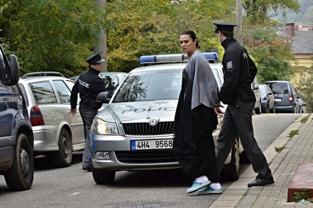 Herečka skončila v policejních poutech.