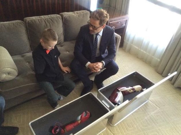 Sám Iron Man se s Alexem setkal, aby mu dárek předal. 