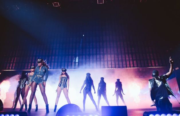 Beyoncé pečuje o celý svůj tým doprovodných zpěváků a tanečníků.