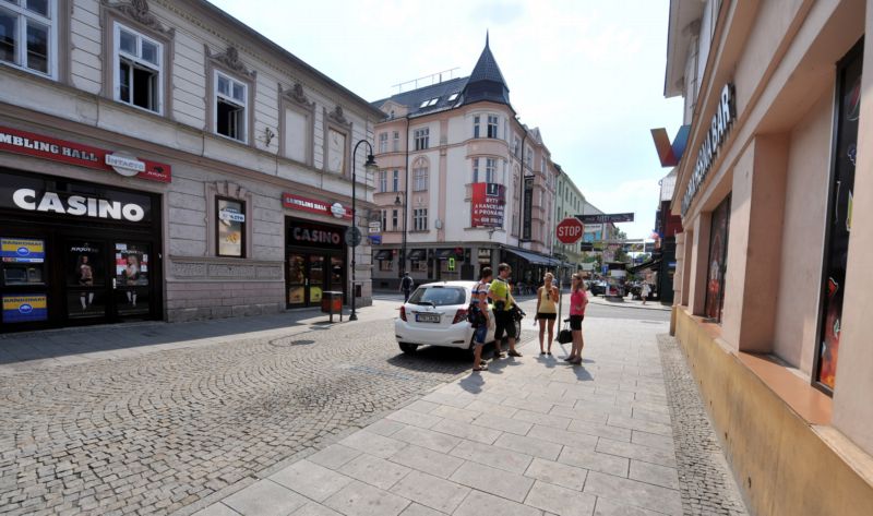 V proslulé Stodolní ulici v Ostravě byl zpěvák Hrůza napaden.