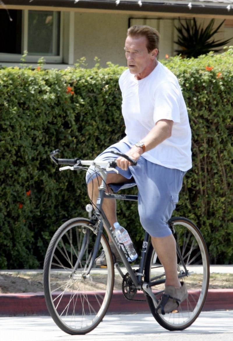 Projížďka na kole bez přilby se v Austrálii trestá.