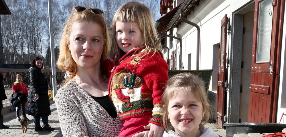 Monika Zoubková se svými dcerami.