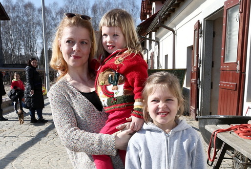 Monika Zoubková se svými dcerami.