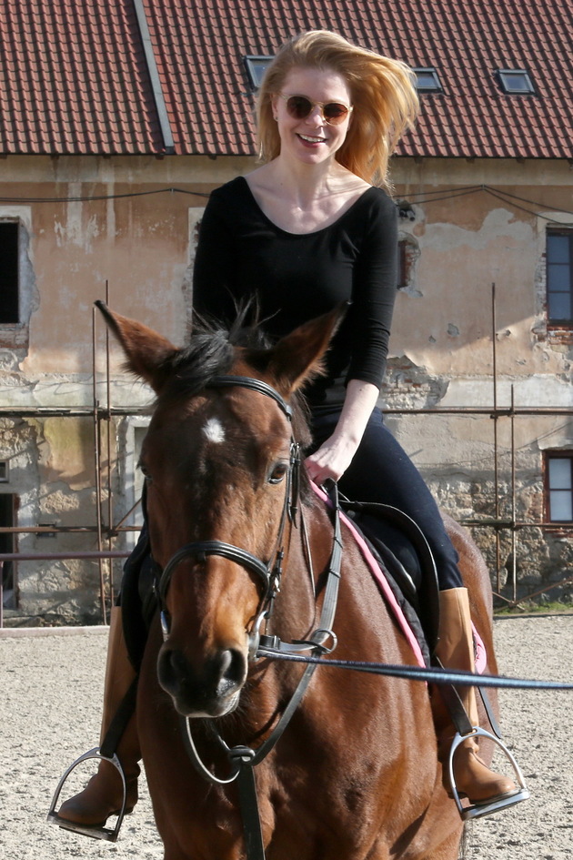 Herečka má konečně příležitost trénovat jízdu na koni.