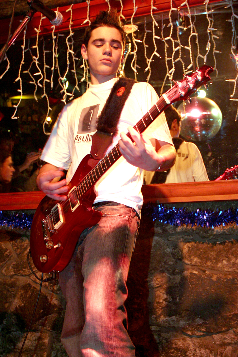 Kotek hraje na kytaru od dětství.