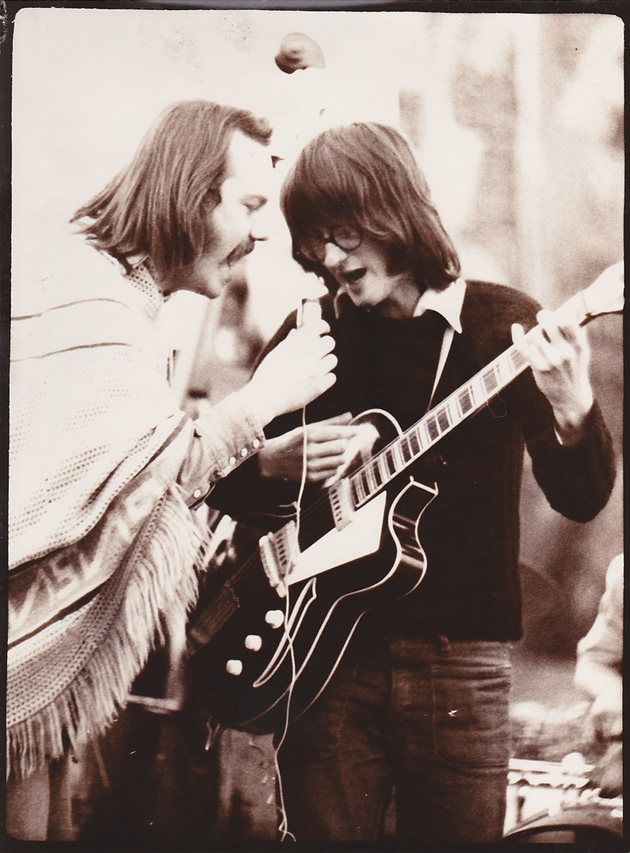 Hejma a Hlas na prvním Hanspaulském Woodstocku v roce 1971, dávno předtím než spolu založili Žlutého Psa.